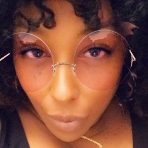 Meet your Posher, Ebony